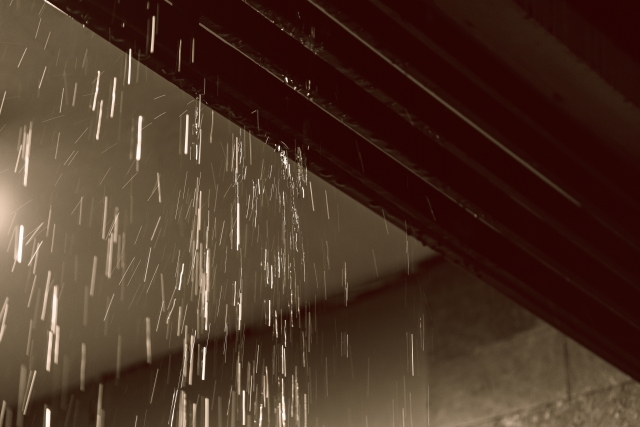 工場の雨漏りの原因を考える｜屋根材と外壁材が劣化すると雨漏りは発生してしまう